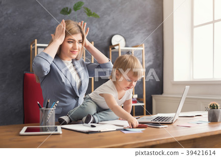Young mother working and spending time with baby 39421614