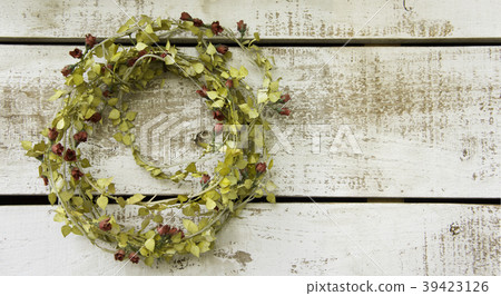 Yellow leaf red wreath garland 39423126