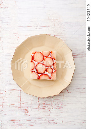 Strawberry open sandwich 39423849