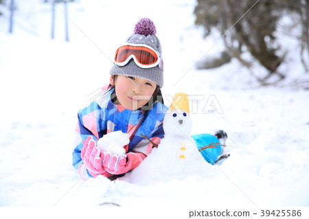 Primary school children playing snow 39425586