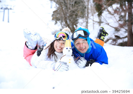 Couple playing snow 39425694