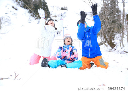 父母和孩子在雪地裡玩 39425874