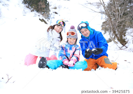 Parent and child playing in the snow 39425875