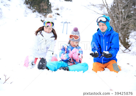 父母和孩子在雪地裡玩 父母和孩子在雪地裡玩 39425876