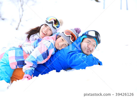 Parent and child playing in the snow 39426126