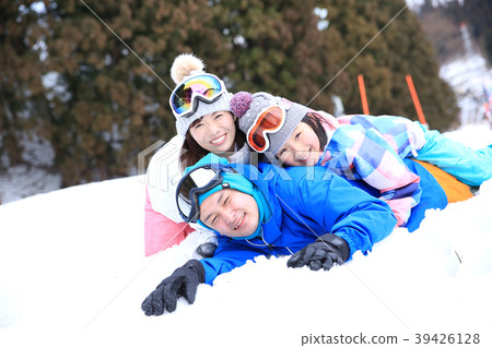 Parent and child playing in the snow 39426128