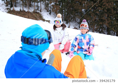 Family playing snow 39426179