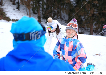 Family playing snow 39426185