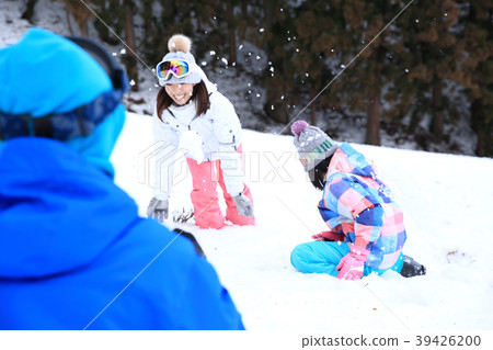 Family playing snow 39426200