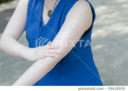 Young woman applying sunblock cream 39428930