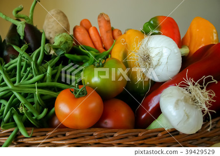 Basket with fresh vegetables 39429529