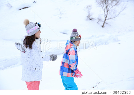 Family playing snow Family playing snow 39432593