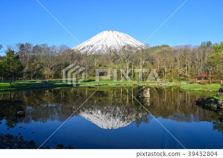 Mt. Yotei Kyogoku balloon park reflected on the surface of the water 39432804