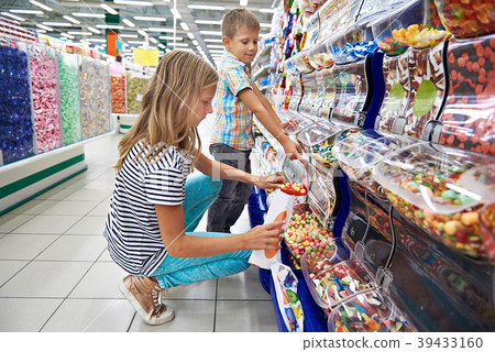 Children buy gummi candy Children buy gummi candy 39433160