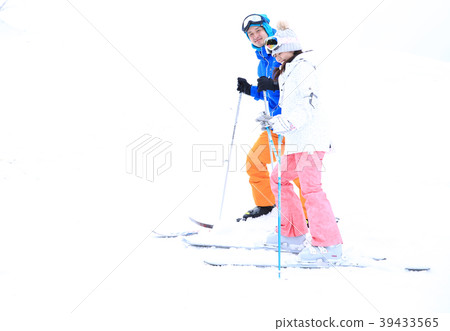 夫婦享受滑雪 39433565
