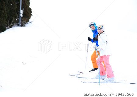 Couple enjoying ski 39433566