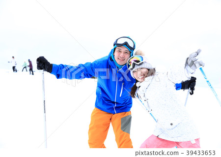 Couple enjoying ski 39433653