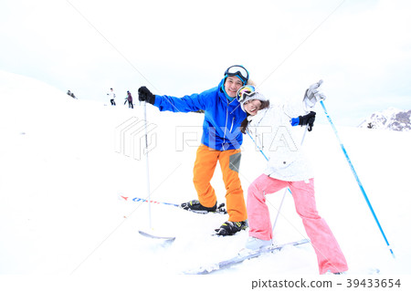 夫婦享受滑雪 39433654