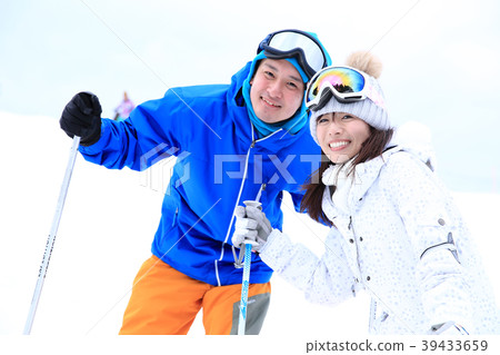 Couple enjoying ski 39433659