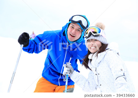 夫婦享受滑雪 39433660