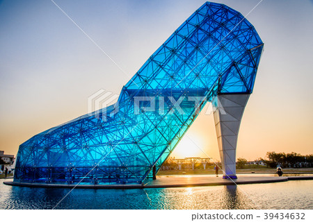 台灣嘉義布袋巨型高跟鞋藍色玻璃教堂 知名景點 39434632