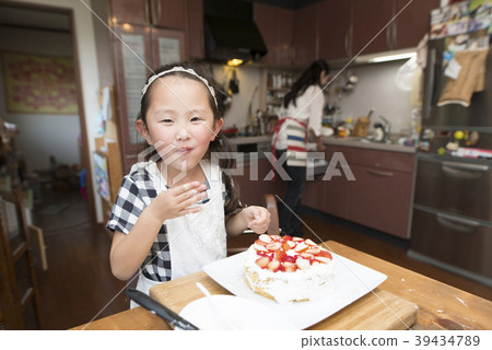 Parent and child making cake 39434789