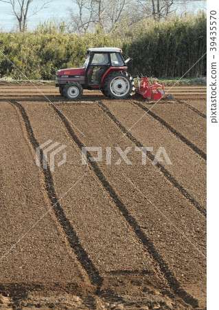 Raised soil with a tractor 39435570
