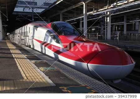 秋田新幹線系列E6在大宮站停靠 秋田新幹線系列E6在大宮站停靠 39437999