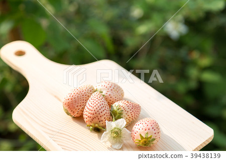 白色的草莓 白色的草莓 39438139