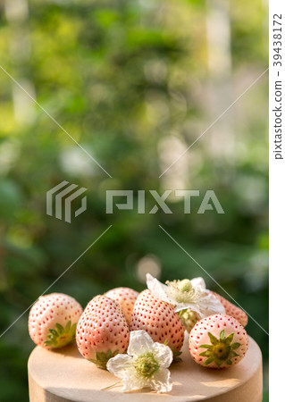 White strawberry 39438172
