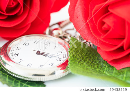 Close up pocket watch and red roses flower 39438339