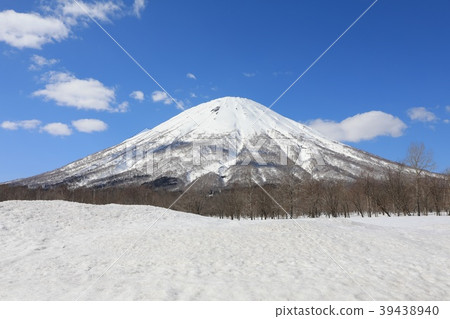 Mt. Yotei seen from Makari village, Shinyo area Mt. Yotei seen from Makari village, Shinyo area 39438940