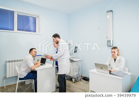 Group Of Doctors Involved In Serious Discussion Group Of Doctors Involved In Serious Discussion 39439979