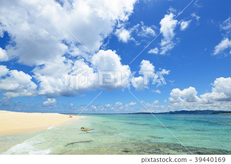 美麗的沖繩島海灘和夏天天空 美麗的沖繩島海灘和夏天天空 39440169