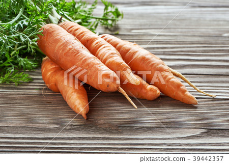 Fresh carrots bunch Fresh carrots bunch 39442357