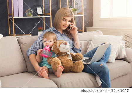 Young mother working and spending time with baby 39443037