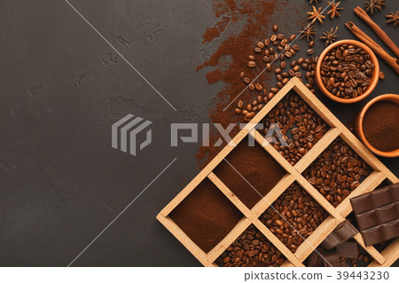 Top view on scattered coffee beans and spices 39443230