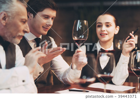 Three sommeliers assess taste and color qualities Three sommeliers assess taste and color qualities 39443371