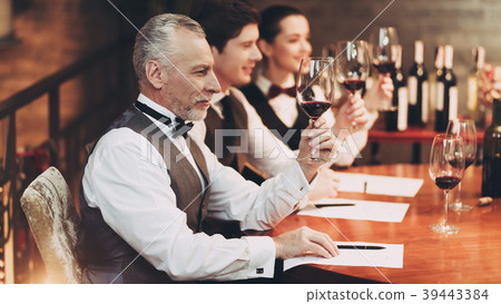 Three sommeliers assess taste and color qualities Three sommeliers assess taste and color qualities 39443384