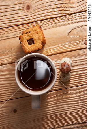 tee and cookies on a wooden table. top view 39443986