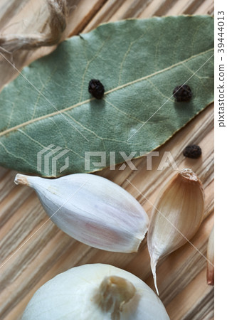 onion, garlic, black pepper and bay leaf 39444013