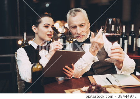Experienced sommelier tells young girl about taste 39444975