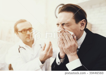 An experienced doctor prescribes cough medicine 39446560