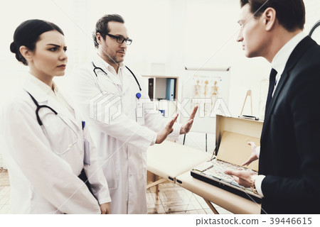 Businessman asks the doctor to take the money 39446615