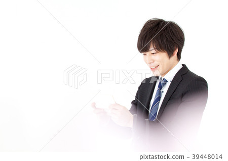 看儲蓄存款簿的男性僱員 39448014
