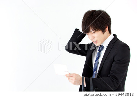 看儲蓄存款簿的男性僱員 39448018