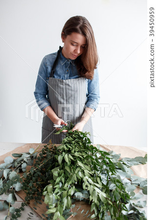 Florist makes a bouquet. Process of work. Florist makes a bouquet. Process of work. 39450959