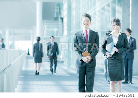 老闆和高級管理人員和年輕員工男性員工和女性員工商務人士商務場景辦公場景 39452591