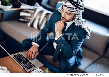 Arab businessman Arab businessman 39452915