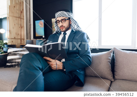 Arab businessman 39456512